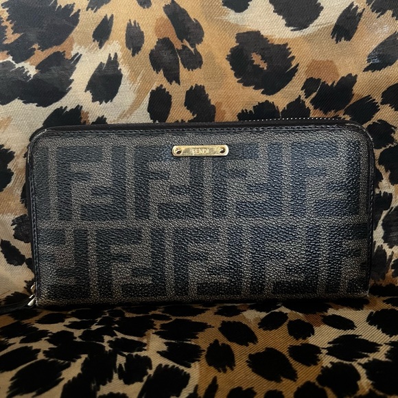 **AUTHENTIC FENDI ZIPPY WALLET** - Picture 2 of 8